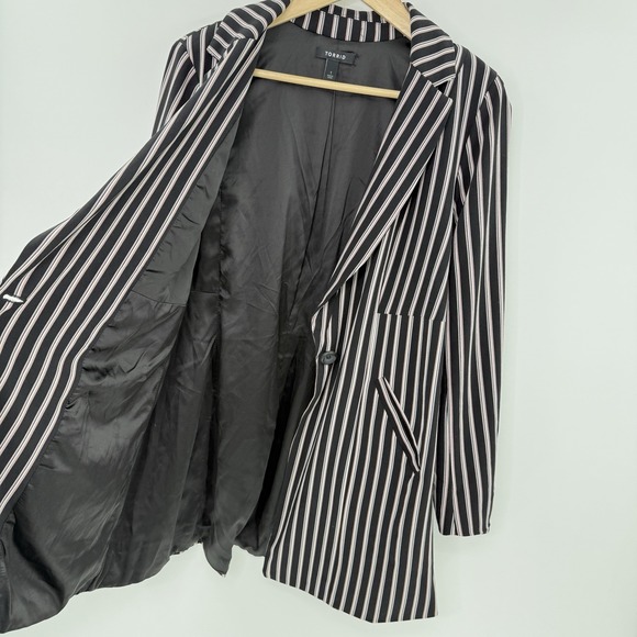 Torrid Plus Size Pin Striped Long Crepe Blazer Black Pink Striped Sz 1x Career - Picture 5 of 10